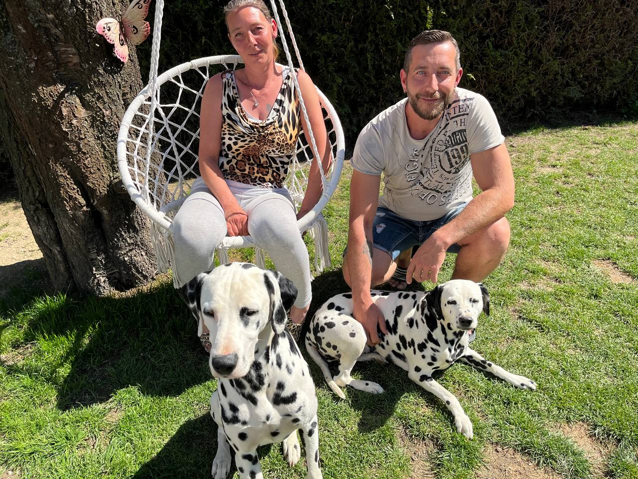Yvonne und Manuel mit den Dalmatinern Buddy und Jina - Gründer von Pfotenportal.at