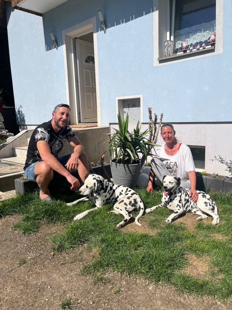 Das Experten-Team hinter Pfotenportal: Manuel, Yvonne und ihre zwei Dalmatiner