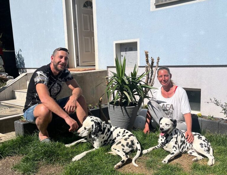 Das Experten-Team hinter Pfotenportal: Manuel, Yvonne und ihre zwei Dalmatiner