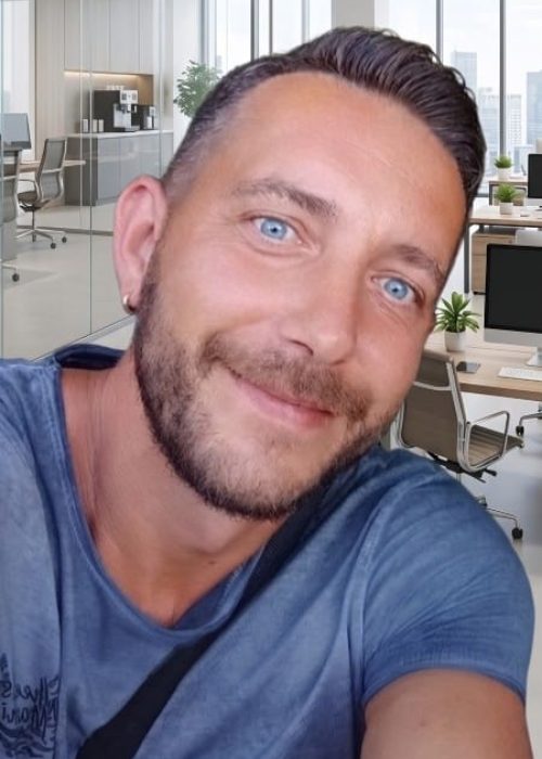 Co Gruender Manuel Jagla laechelt sympathisch passend zu seiner Rolle als System Architekt des Pfotenportals