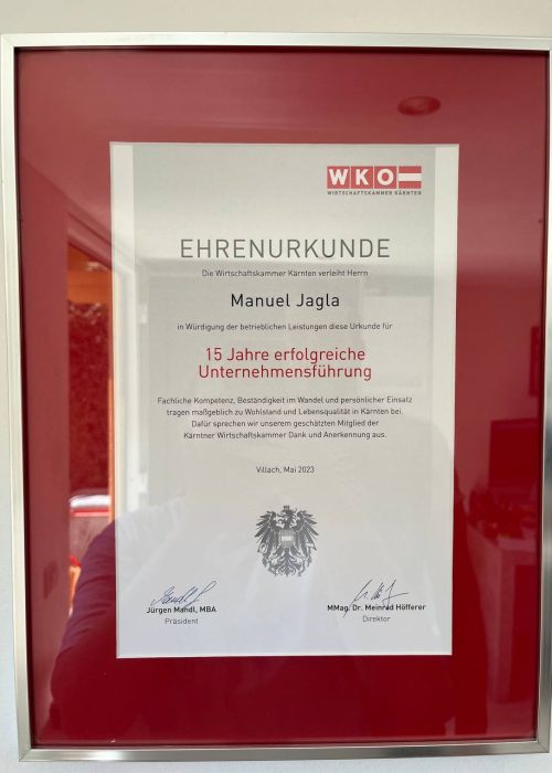 Gerahmte Ehrenurkunde der Wirtschaftskammer Kaernten fuer Manuel Jagla fuer fuenfzehn Jahre erfolgreiche Unternehmensfuehrung